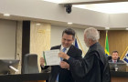 Tiago Dimas (Podemos) recebe diploma do presidente do TRE, João Rigo Guimarães 