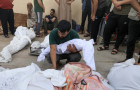 Homem palestino segura o corpo de seu bebê morto em um ataque israelense, no centro da Faixa de Gaza