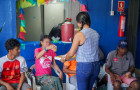 A população beneficiada pelo programa também é acompanhada por profissionais de saúde, psicólogos e assistentes sociais.