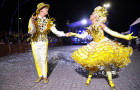 A abertura do festival contará com os concursos para a escolha do Casal de Reis, Casal Cangaço, Casal de Noivos, Rainha e Rainha da Diversidade do São João do Cerrado 2025. A animação fica por conta do Forró do Lampião e o trio Tucana