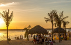 Praias do Tocantins em julho: diversão exige cuidado. Energisa alerta para riscos de choques elétricos por ligações improvisadas próximas à água. Use apenas instalações regulamentadas e evite acidentes.