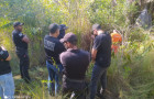 Policais Civis e Penais vasculham local do crime 