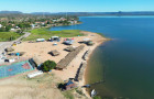  Praia do Coco possui uma estrutura fixa e permanece ativa durante todo o ano, com quiosques, banheiros e área demarcada para banho