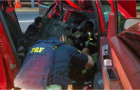 PRF apreende 13 kg de skunk escondidos no painel de veículo durante fiscalização na BR-153, em Araguaína.