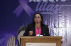 Secretária Berenice Barbosa durante a abertura da campanha Agosto Lilás no Palácio Araguaia, reforçando o compromisso do Estado no combate à violência contra a mulher.