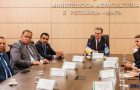 Governador Wanderlei Barbosa esteve acompanhado de equipe tocantinense durante encontro com o ministro Carlos Fávaro, em Brasília 