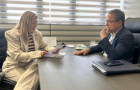 Antônia Lopes (ACIARA) entrega demanda por melhorias na SEFAZ Araguaína ao secretário Donizeth Silva.
