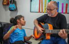 Na musicoterapia eu posso me expressar e falar o que eu sinto para as pessoas. Quando eu estou cantando, me sinto feliz, eu ganho liberdade, conta a estudante Emilly Bandeira.