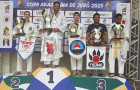 Equipe Kaizen Judô exibe com orgulho o troféu de campeã da 1ª Copa Araguaína, em casa. A associação anfitriã dominou o pódio com 22 medalhas de ouro.