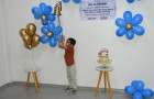 O pequeno João Lucas em momento de celebração após a cura