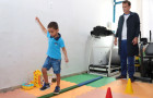 A unidade atende crianças com TEA (Transtorno do Espectro Autista) e suas comorbidades, em seus diferentes níveis de suporte, de forma gratuita, por meio do serviço de saúde pública do Município e de Atendimento Educacional Especializado.