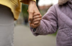 A adoção socioafetiva é um meio legal de reconhecimento de vínculos familiares formados pelo afeto e pela convivência, e não pelo sangue