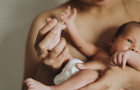  Estudo da Fiocruz alerta que 25% das mães brasileiras apresentam sintomas de depressão pós-parto, condição que impacta a saúde mental, o vínculo com o bebê e a amamentação. 
