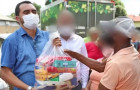 Governador Wanderlei Barbosa entregando cesta básica durante a pandemia, em maio de 2021 
