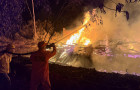 Bombeiros militares atuam no combate a incêndio em bambuzal no Setor Central de Araguaína. A ação rápida impediu que as chamas atingissem residências próximas. 