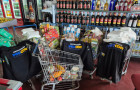 Durante a fiscalização, foram encontrados diversos alimentos com a data de validade expirada.