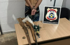  Suspeito foi autuado em flagrante pelo crime de posse ilegal de arma de fogo.