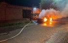 Bombeiros combatem chamas após homem atear fogo em carro na cidade de Gurupi.
