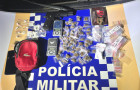 Ao todo, a polícia contabilizou 41 gramas de droga similar à cocaína e 64 gramas de substância análoga à maconha.