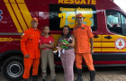 Ana Júlia Alves de Sousa, de 13 anos, salvou a irmã recém-nascida aplicando técnicas aprendidas no PROEBOM. Na foto, ela aparece ao lado da mãe, da irmã e dos soldados Nunes e Ícaro, instrutores do programa.