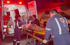  Durante o desentendimento, o irmão o atacou com mordidas no ombro e, em seguida, usou um pedaço de madeira para golpeá-lo na perna, provocando a fratura.