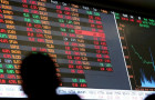 O índice Ibovespa, da B3, encerrou esta segunda-feira (27) aos 147.969 pontos, com alta de 0,55%. O indicador, que acumulava queda em outubro, agora sobe 0,5% no mês.
