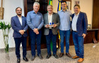 O presidente do Conselho da Frísia, Geraldo Slob, e o gerente executivo Marcelo Cavazotti se reuniram com o governador Laurez Moreira para apresentar demandas do cooperativismo e celebrar os avanços da cooperativa no Tocantins.