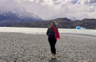 Jéssica Luanna durante sua viagem pela Patagônia Chilena, onde viveu experiências inesquecíveis entre montanhas, lagos cristalinos e o pôr do sol nas Torres del Paine.