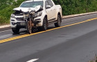 A batida foi tão forte que a moto ficou completamente presa na parte frontal da caminhonete