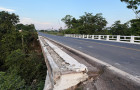 Anteparo da ponte ficou danificado após caminhão colidir lateralmente e sair da pista, na BR-153, em Araguaína.