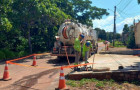 Equipe da BRK realiza manutenção na rede de esgoto com apoio de caminhão de serviço