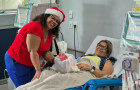Paciente da Fundação Pró-Rim recebem carinho e esperança com a campanha Natal Solidário, que leva panetones e atenção à rotina da hemodiálise.
