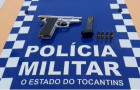 Pistola Taurus calibre .380 e oito munições foram apreendidas no veículo do homem preso.