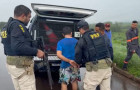 Momento em que o motorista do Ford Ka é preso pela PRF após acidente na BR-153 que resultou na morte de um pai e de um bebê de dois meses, em Araguaína.