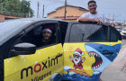 Carros da Maxim circularam por Araguaína com adesivação natalina, oferecendo corridas gratuitas aos passageiros durante a campanha de Natal.