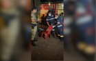 Motociclista de 34 anos recebe atendimento após ser baleado durante tentativa de assalto no setor Brasil, em Araguaína.