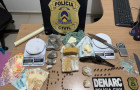  Durante a abordagem, os agentes encontraram várias porções de crack, maconha e cocaína.