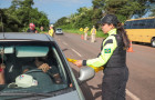 Com caráter educativo, a abordagem aos motoristas tranquilos orientações sobre direção defensiva, rotas de trânsito congestionado, revisão veicular e o reforço sobre os riscos do consumo de bebida alcóolica