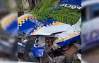 Viatura do 16º Batalhão ficou com a frente destruída após bater em poste e árvore na Avenida Tocantins, em Miracema 