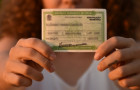 Jovens a partir de 15 anos já podem solicitar o título; quem completar 16 anos até 4 de outubro estará apto a votar. Atendimento pode ser online ou presencial nos cartórios eleitorais