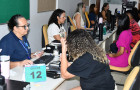 Servidora atende eleitora em cartório da 29ª Zona Eleitoral; movimento tem sido intenso, especialmente de jovens tirando o primeiro título