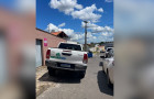 Caminhonete do Naturatins estacionada sobre calçada na Rua Anápolis, em Araguaína