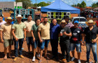 Ho-Che-Min durante cavalgada em Bielândia, ao lado de apoiadores e integrantes do grupo Subliminares