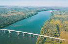 Ponte sobre o Rio Tocantins liga os municípios de Pedro Afonso e Tupirama. 