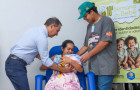 Prefeito Wagner Rodrigues entrega faixa de Bebê Prefeita 2026 a Alice Maria Carvalho, nascida na terça-feira (19) 