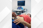 Exame de ultrassonografia abdominal sendo realizado