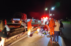Veículo modelo Chevrolet Corsa capotado no canteiro central da BR-153, em Araguaína