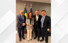 Senadora Professora Dorinha (União), Ronaldo Dimas e deputado federal Tiago Dimas durante encontro em Brasília