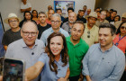 Senadora Professora Dorinha Seabra (União) durante reunião política em Araguaína ao lado de Ronaldo Dimas e Tiago Dimas