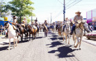 Desfile de 41 comitivas percorreu as ruas de Araguaína em celebração à tradição sertaneja e ao agronegócio regional